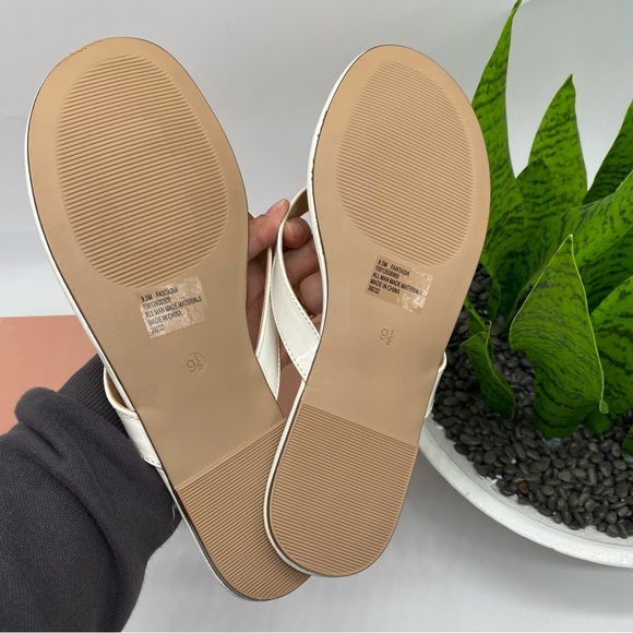 Wild Pair White Rhinestone Fantasia Round Toe Slip On Thong Sandals size 9.5M - Picture 2 of 3